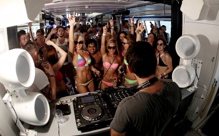 Pukka Up VIP Super Yacht Pukka Up